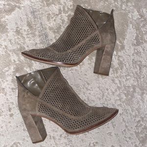 Vince Camuto Levesna. Womens size 7.